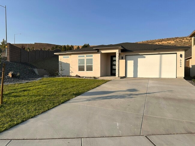 6694 W 24th Ave in Kennewick, WA - Building Photo - Building Photo