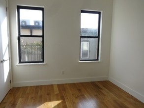 210 Scholes St in Brooklyn, NY - Building Photo - Interior Photo