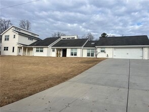 4500 Kings Lake Dr in Marietta, GA - Building Photo - Building Photo