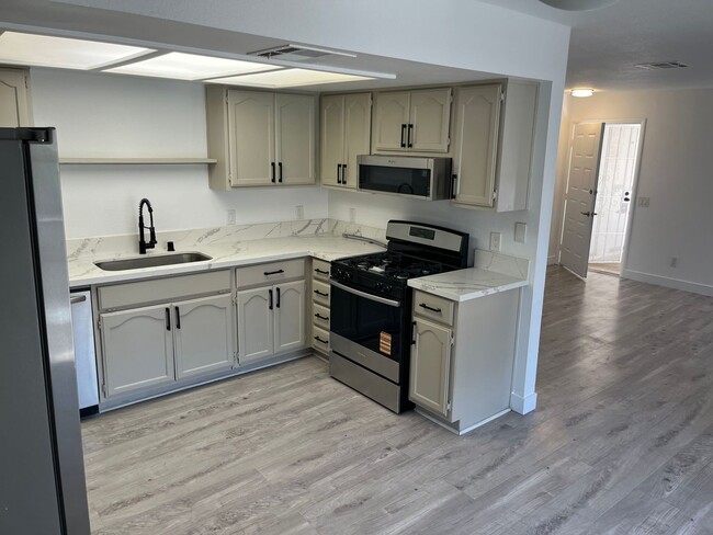 6645 W Tropicana Ave in Las Vegas, NV - Building Photo - Building Photo