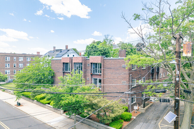 180 Mountain Ave in Malden, MA - Foto de edificio - Building Photo