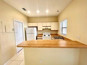 1423 Avon Ln, Unit 109 in North Lauderdale, FL - Building Photo - Building Photo