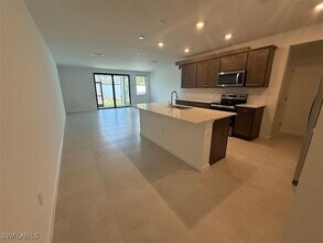 13008 Luminary Wy in Bonita Springs, FL - Foto de edificio - Building Photo