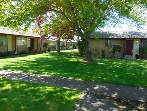 Hollywood Park Apartments in Salem, OR - Building Photo - Building Photo