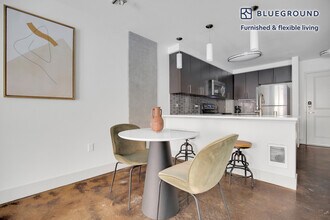 10595 Main St-Unit -FL2-ID297 in Bellevue, WA - Foto de edificio - Building Photo