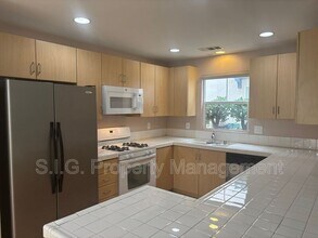 202 Cancion Way in Los Angeles, CA - Building Photo - Building Photo