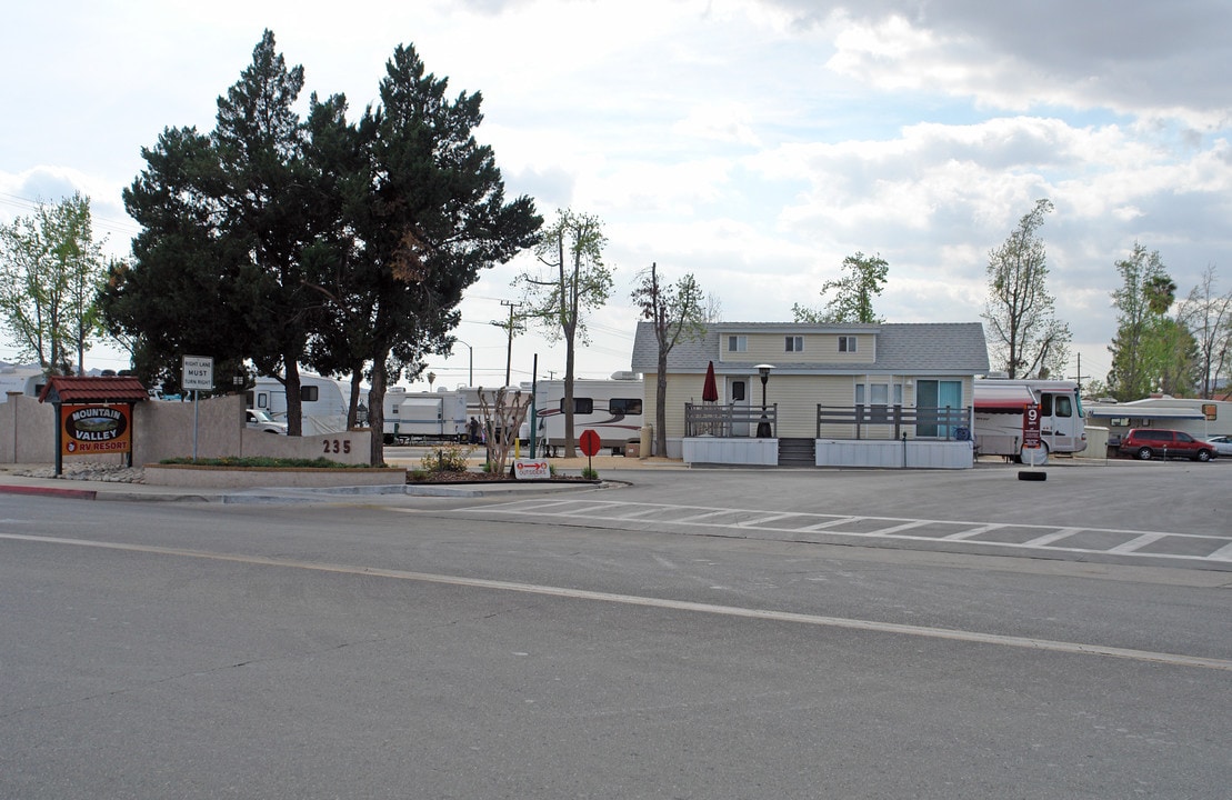 Mountain Valley RV Resort in Hemet, CA - Foto de edificio