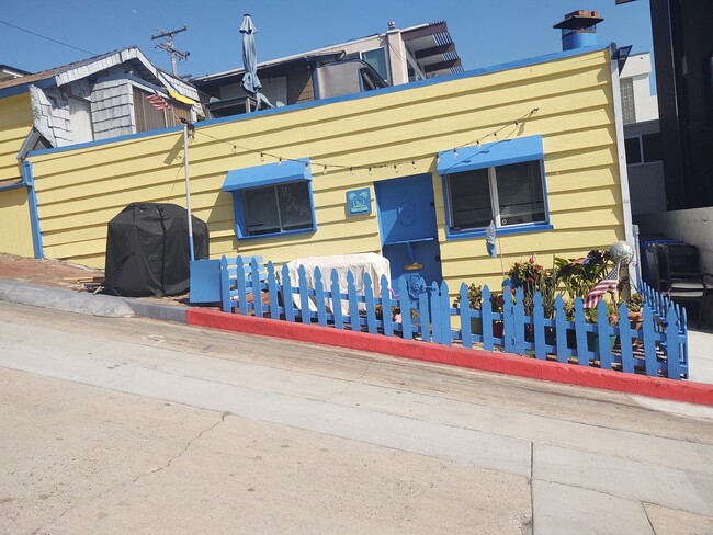 106 44th St, Unit Beach Bungalow in Manhattan Beach, CA - Foto de edificio - Building Photo