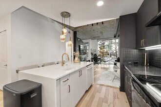 250 Pharr Rd NE in Atlanta, GA - Building Photo - Building Photo