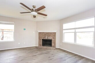 1627 Dream Catcher Way in Krum, TX - Foto de edificio - Building Photo