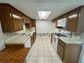 3333 El Encanto Ct in Bakersfield, CA - Building Photo - Building Photo