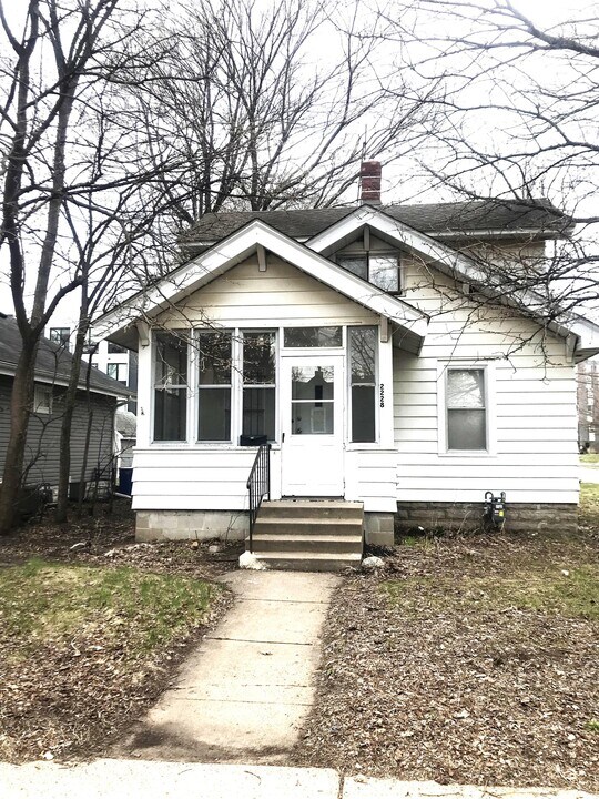 2228 NE Madison St in Minneapolis, MN - Foto de edificio