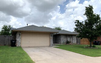 649 Fire Light Dr in Moore, OK - Building Photo