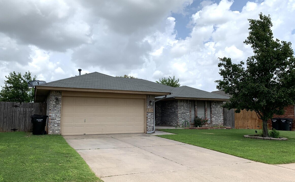 649 Fire Light Dr in Moore, OK - Building Photo