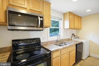6924 Kenfig Dr in Falls Church, VA - Building Photo - Building Photo