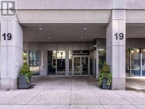 19 Grand Trunk Crescent in Toronto, ON - Building Photo - Building Photo