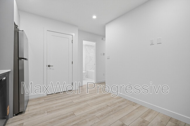 10425-10470 70 Ave NW in Edmonton, AB - Building Photo - Building Photo