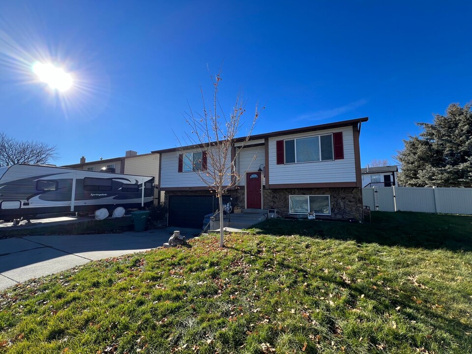 7956 S 2760 W-Unit -4129 in West Jordan, UT - Building Photo