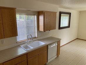 7830 SE 98th Ave in Portland, OR - Building Photo - Building Photo