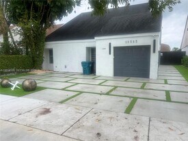 13595 SW 99th St in Miami, FL - Building Photo
