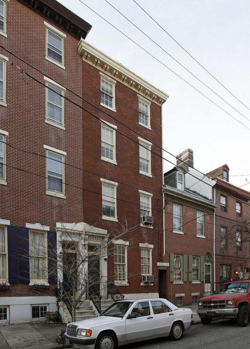 220 Fitzwater St in Philadelphia, PA - Building Photo