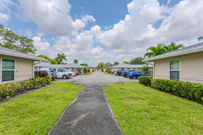 175 Cape Cod Cir in Greenacres, FL - Building Photo - Building Photo