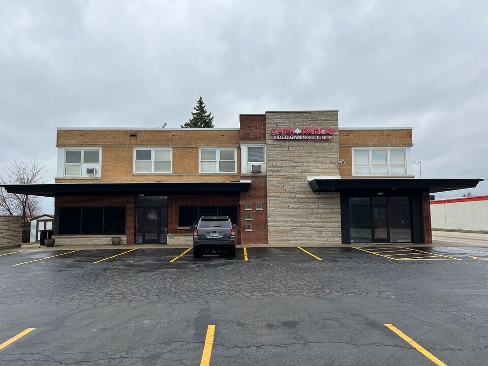 1000 S Milwaukee Ave in Wheeling, IL - Building Photo