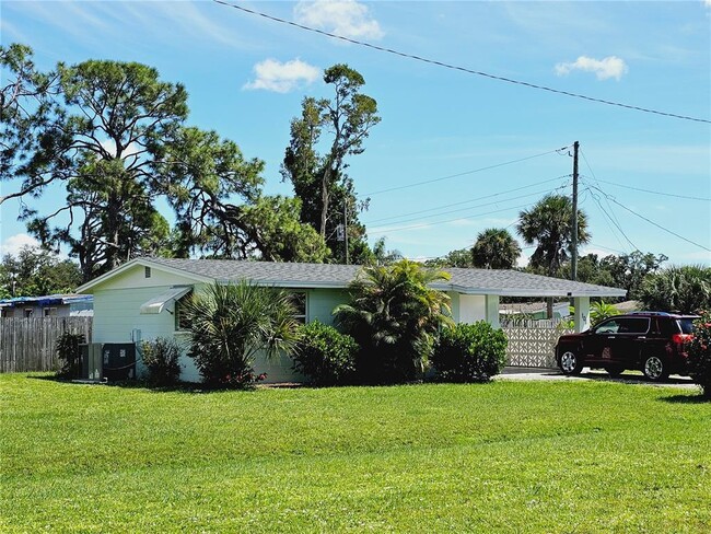 101 Sylvania Ave in Englewood, FL - Building Photo - Building Photo