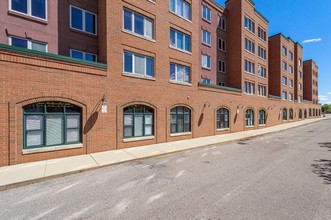 Newberry Square Apartments in Wayne, MI - Foto de edificio - Building Photo