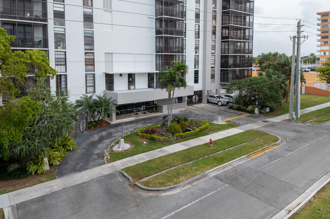 Dorset House in North Miami, FL - Building Photo - Building Photo