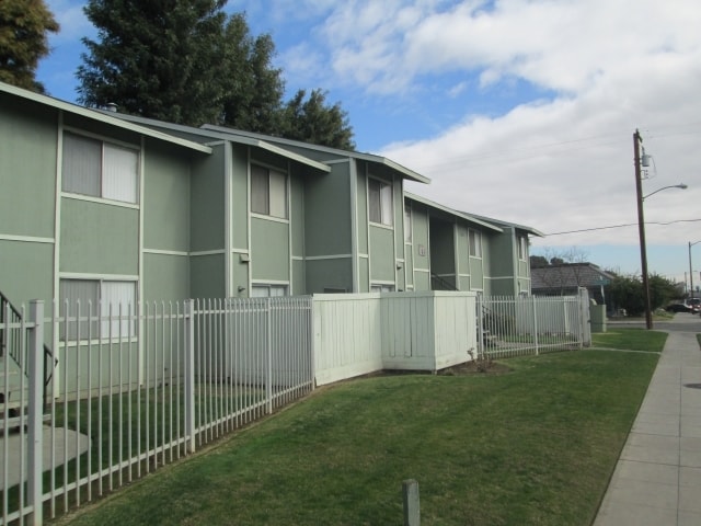 Villa Margaritas Apartments in Fresno, CA - Building Photo - Building Photo