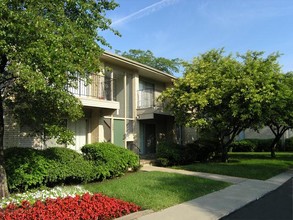 Sunset Plaza Apartments in Grand Blanc, MI - Foto de edificio - Building Photo