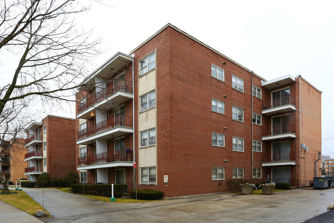 Galitz Court Apartments in Skokie, IL - Building Photo