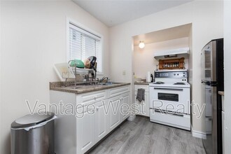 1866 Millard Ct E in Kelowna, BC - Building Photo - Building Photo