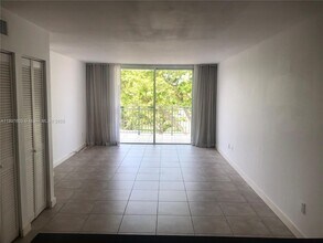 750 NE 64th St, Unit B401 in Miami, FL - Foto de edificio - Building Photo