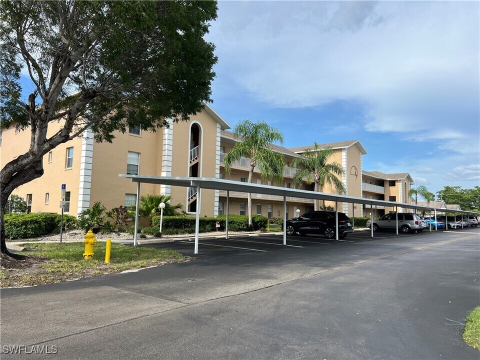 9640 Victoria Ln in Naples, FL - Building Photo