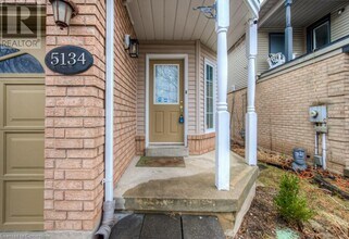 5134 Des Jardines Dr in Burlington, ON - Building Photo - Building Photo