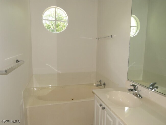 6198 Towncenter Cir in Naples, FL - Building Photo - Building Photo