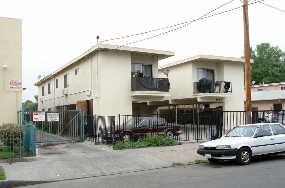 8425 WILLIS AV in Panorama City, CA - Building Photo