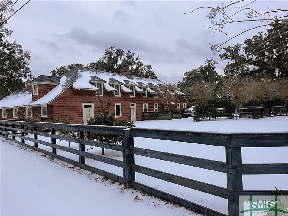 1318 Wilmington Island Rd in Savannah, GA - Building Photo