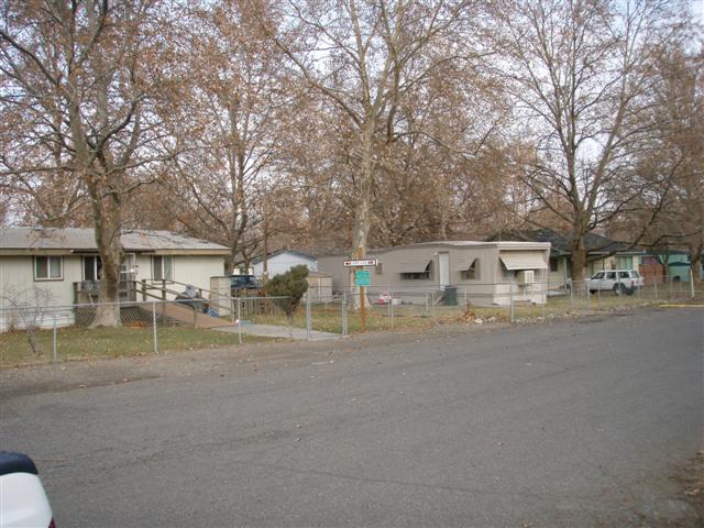 1215 SW 11th St in Hermiston, OR - Foto de edificio