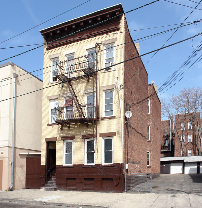 22 Allen St in Passaic, NJ - Building Photo