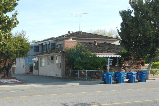 1225 W Campbell Ave in Campbell, CA - Foto de edificio - Building Photo