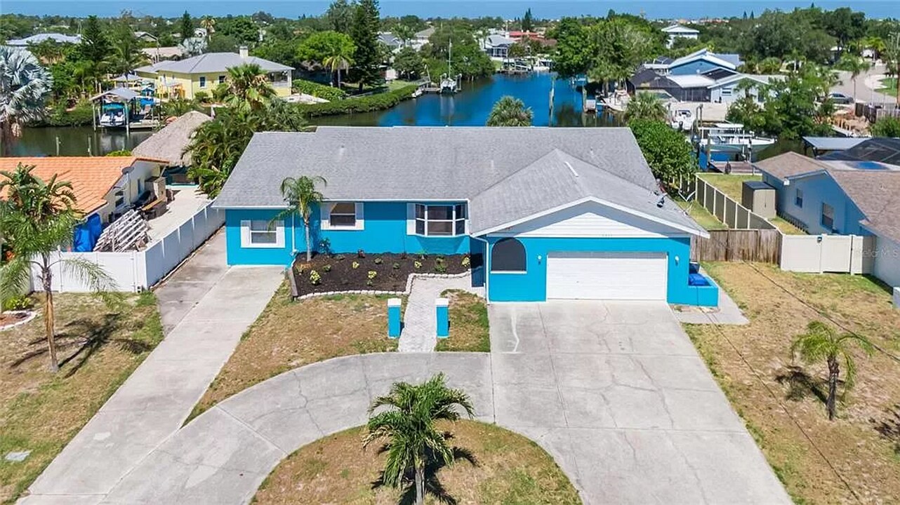 6220 Flamingo Dr in Apollo Beach, FL - Building Photo