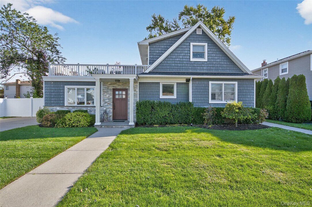 120 Evelyn Ave in North Hempstead, NY - Building Photo
