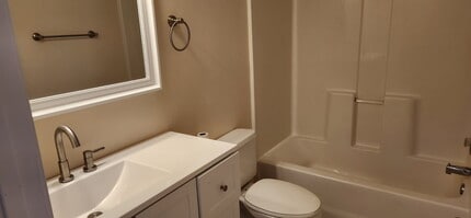 355 Magnolia Drive in Bristol, VA - Building Photo - Building Photo