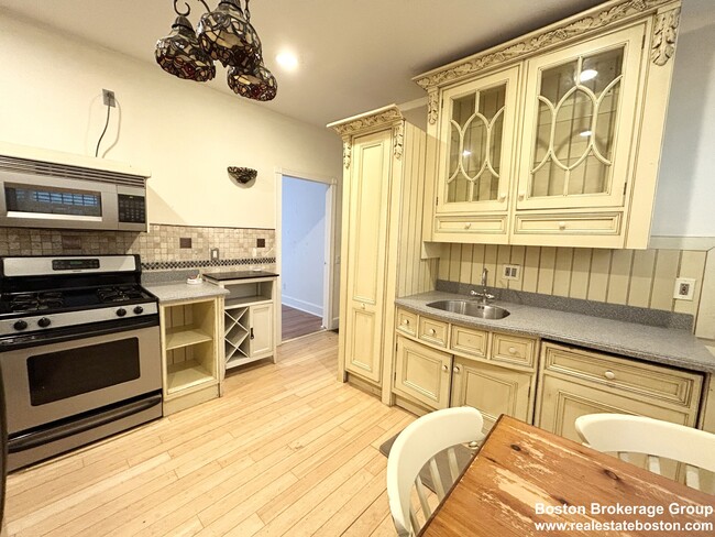 17 Sachem St, Unit 1 in Boston, MA - Foto de edificio - Building Photo