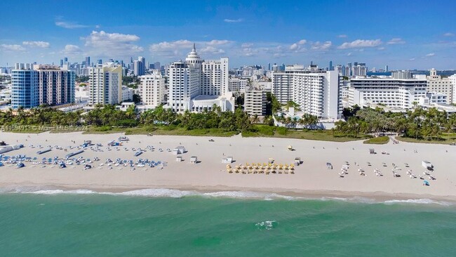 1621 Collins Ave in Miami Beach, FL - Foto de edificio - Building Photo