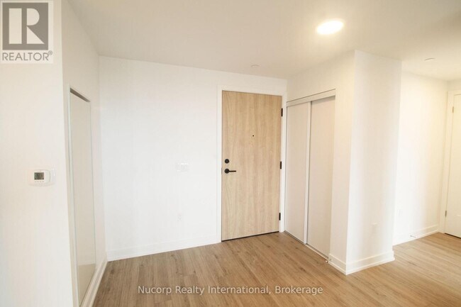 799 The Queensway in Toronto, ON - Building Photo - Building Photo