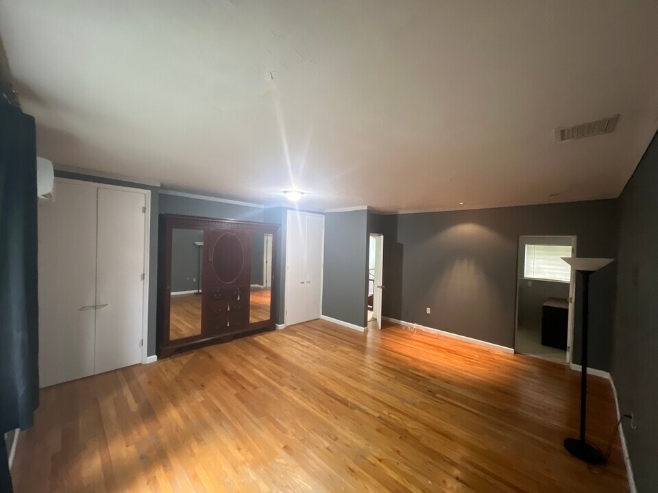 100 NE 43rd St in Miami, FL - Building Photo